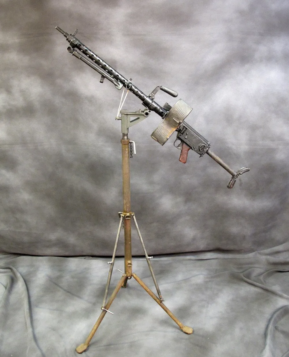 MG 13 Display Gun with Anti-Aircraft Mount & Rare Double Trommel Magazine