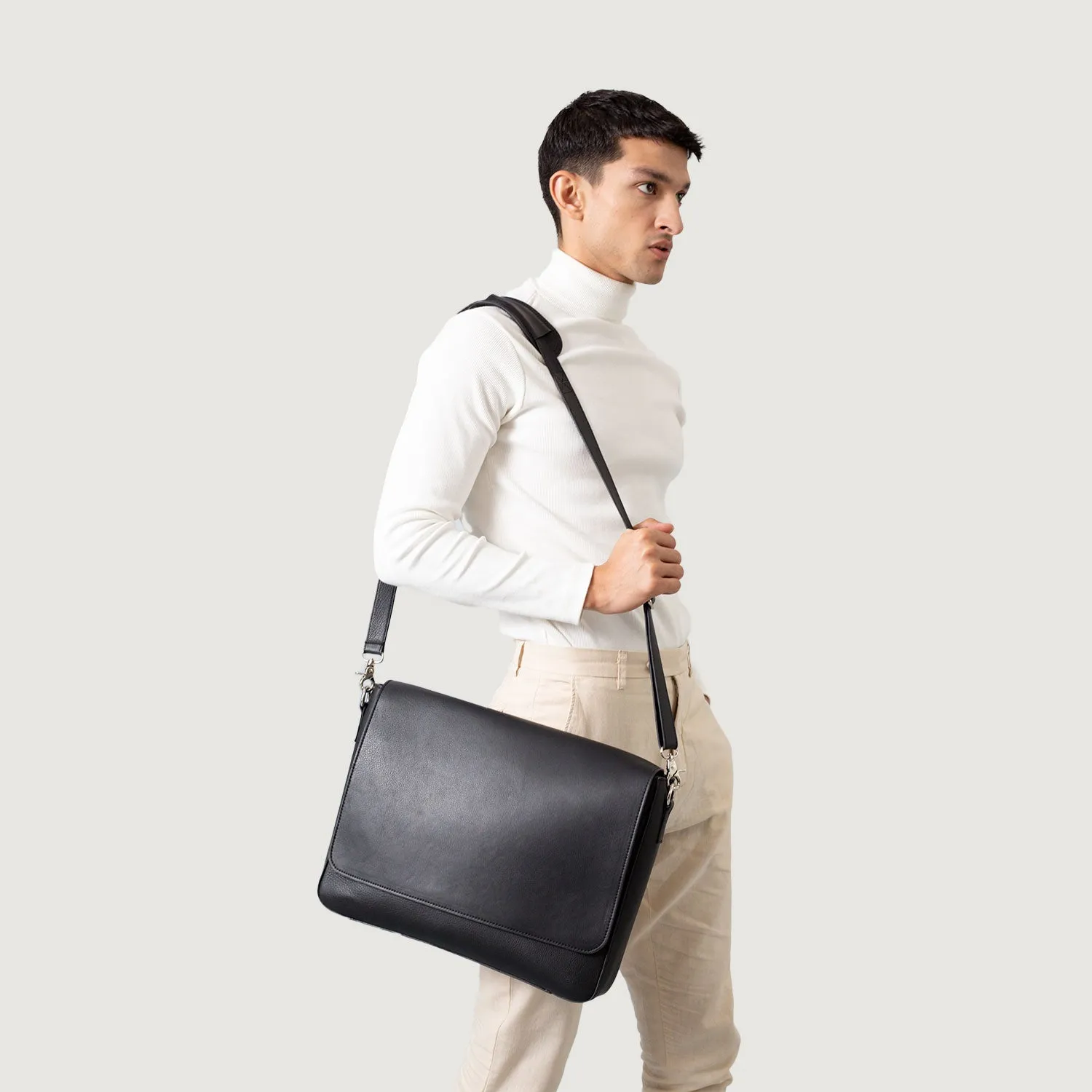 The Carismatico Black Leather Messenger Bag