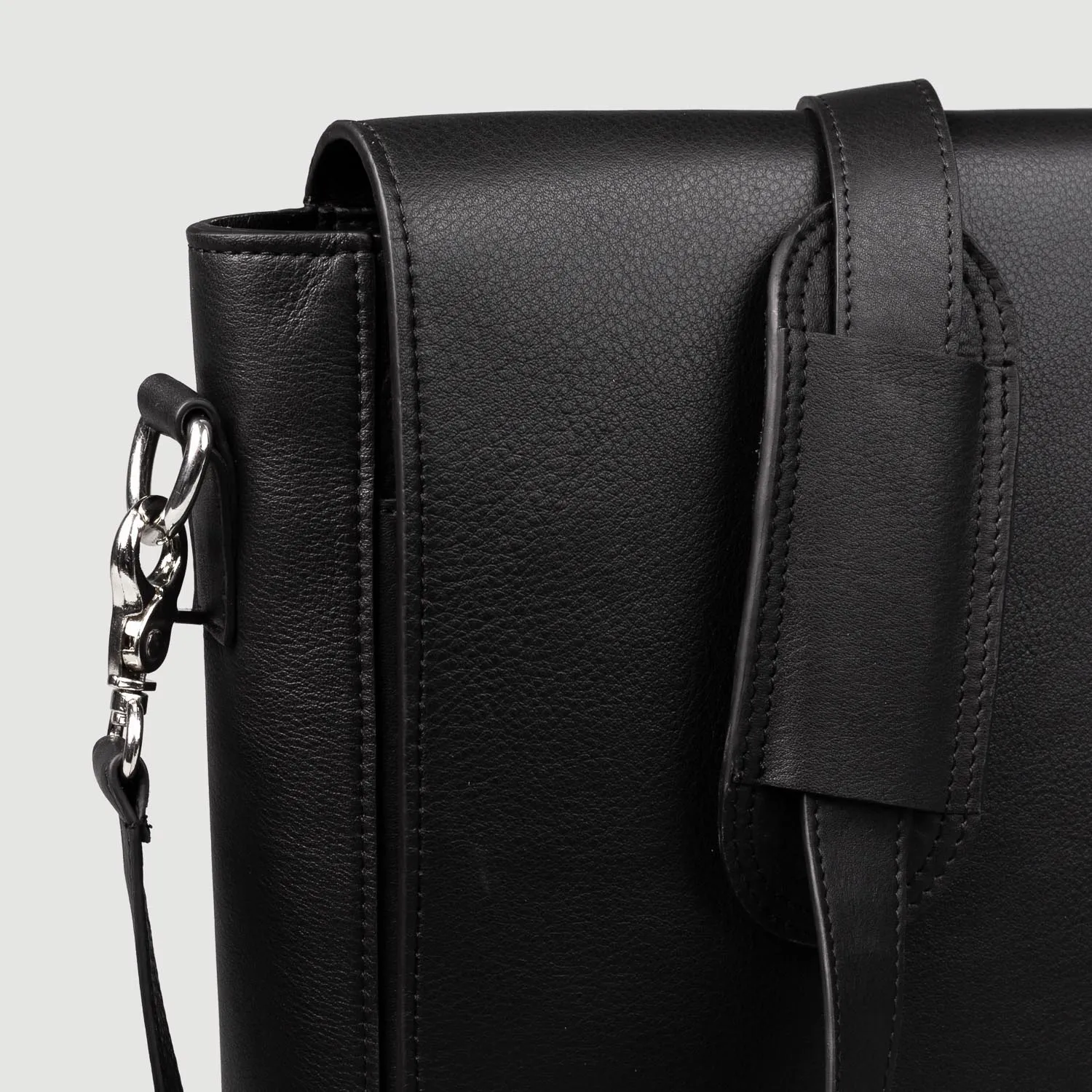 The Carismatico Black Leather Messenger Bag