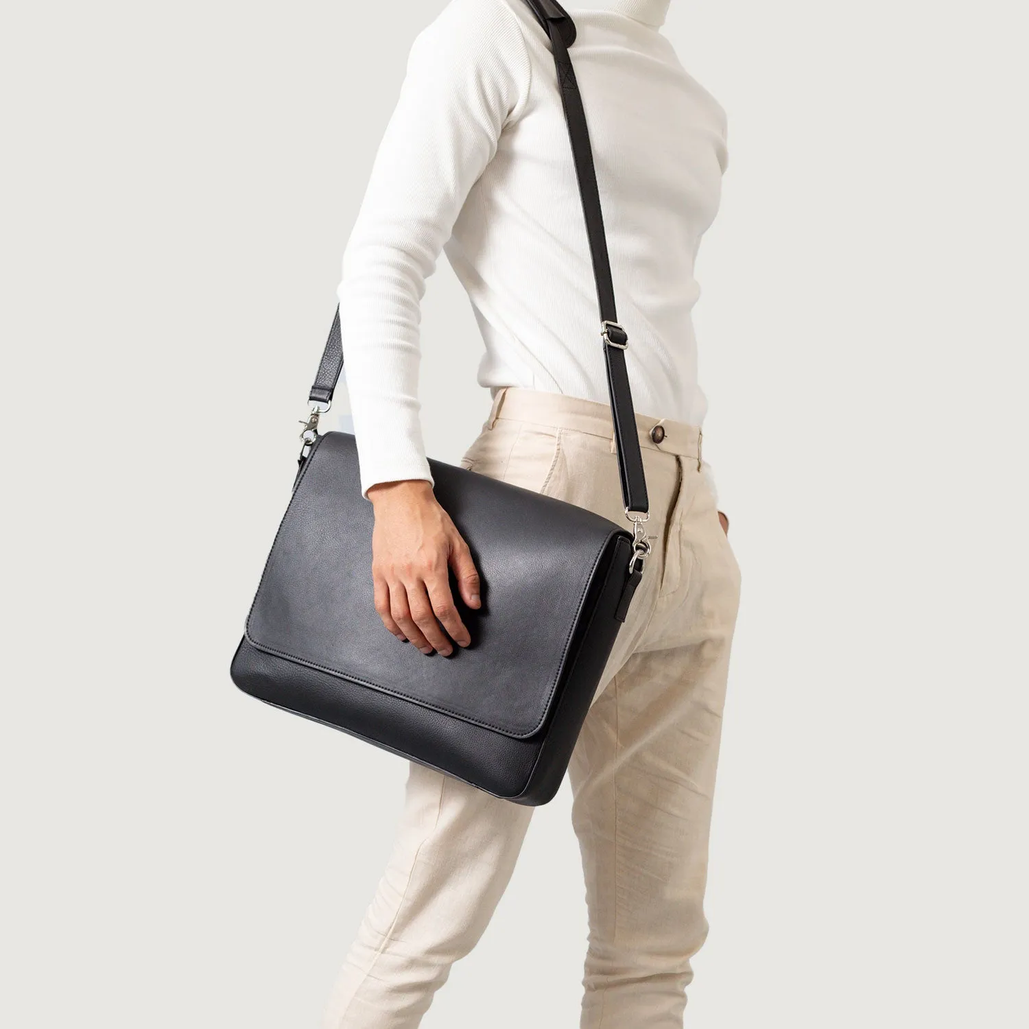 The Carismatico Black Leather Messenger Bag